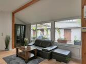 Blick zu Vitrine und Sofa - 2 Zimmer Haus zur Miete in Dresden