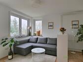 Sofa-Sitzecke am Fenster - 1 Zimmer Etagenwohnung in Kassel