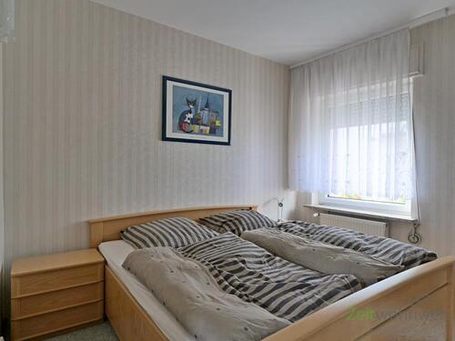 Doppelbett im Schlafzimmer - 
