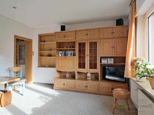 Schrankwand und TV - 2 Zimmer Etagenwohnung in Erfurt