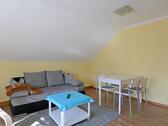 Sofa und Esstisch - 2 Zimmer Etagenwohnung in Dresden