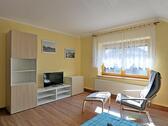 Sessel und TV - (EF0903_M) Dresden: Weixdorf, preiswerte möblierte 2-Zimmer-Wohnung mit großem Balkon, WLAN und Waschmaschine