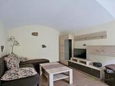 Couch, Schrankwand und TV - (EF0498_M) Dresden: HellerauWilschdorf, 2-Zimmer-Wohnung mit separatem Hauseingang und Terrasse in einem 3-Seiten-Hof