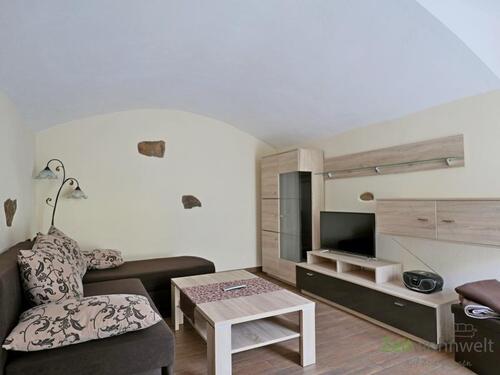 Couch, Schrankwand und TV - (EF0498_M) Dresden: HellerauWilschdorf, 2-Zimmer-Wohnung mit separatem Hauseingang und Terrasse in einem 3-Seiten-Hof