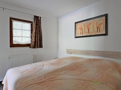 Doppelbett im Schlafzimmer - 2 Zimmer Etagenwohnung in Dresden