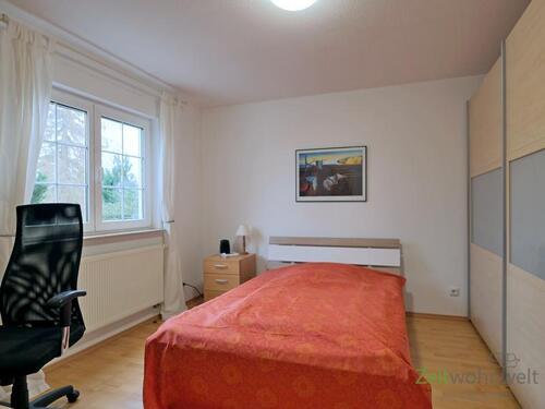 Schlafzimmer mit XXL-Kleideraschrank - 2 Zimmer Etagenwohnung in Dresden