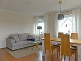 Wohnzimmercouch und Esstisch - 3 Zimmer Etagenwohnung zur Miete in Dresden