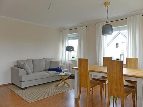 Wohnzimmercouch und Esstisch - 3 Zimmer Etagenwohnung zur Miete in Dresden