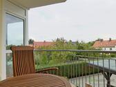 Balkonausblick zum Carport - Etagenwohnung mit 68,00 m&sup2; in Dresden zur Miete