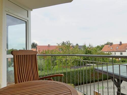 Balkonausblick zum Carport - Etagenwohnung mit 68,00 m&sup2; in Dresden zur Miete