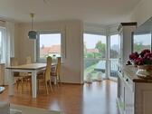 Esstisch und Wohnzimmererker - (EF0570_M) Dresden: Naußlitz, kleine freundliche, helle 3-Zimmer-Wohnung mit Balkon, WLAN und festem PKW-Stellplatz