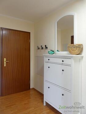 Wohnungsflur mit Garderobe - 
