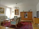 Sitzgruppe und TV im Wohnzimmer - 