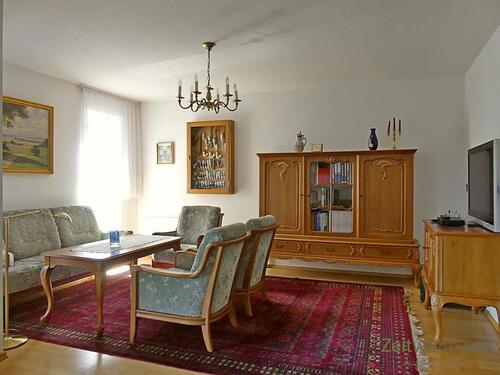 Sitzgruppe und TV im Wohnzimmer - 