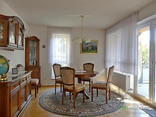Esstisch vor dem Balkon - 