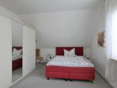 Doppelbett im Schlafzimmer - 2 Zimmer Etagenwohnung in Dresden
