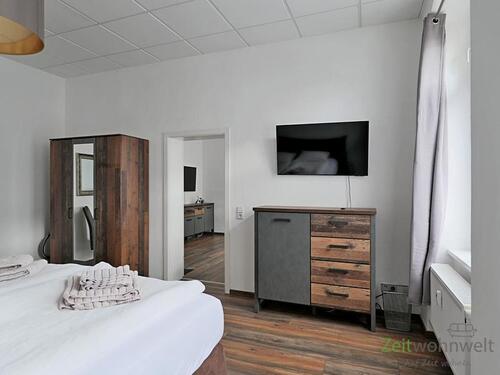 TV und Kleiderschrank - (EF0893_M) Weimar: Westvorstadt, zentrumsnahe, modern möblierte 2-Zimmer-Wohnung mit WLAN und PKW-Stellplatz, Stadtvilla