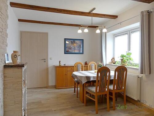 Esstisch im Wohnzimmer - (EF0483_M) Erfurt: Stotternheim, neu ausgebaute und neu möblierte Wohnung, separater Eingang, WLAN inklusive
