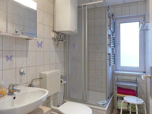 Bad mit Dusche - Etagenwohnung mit 30,00 m&sup2; in Radebeul zur Miete