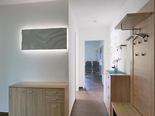 Wohnungsflur mit Garderobe - 