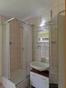 Dusche, Waschbecken, Spiegel - 