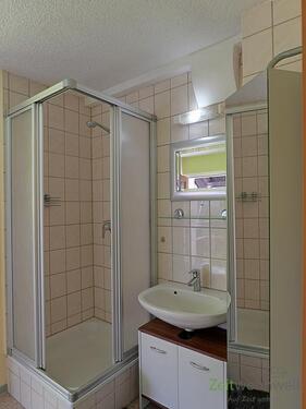 Dusche, Waschbecken, Spiegel - 