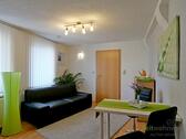 Couch und Esstisch - 2 Zimmer Etagenwohnung zur Miete in Erfurt