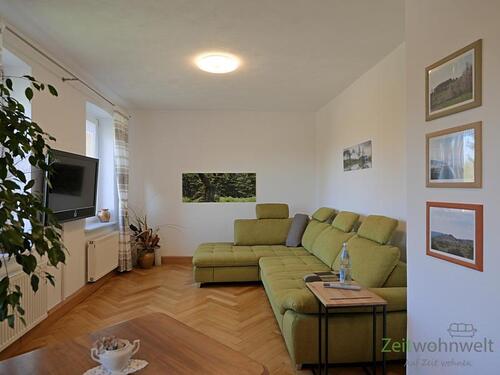 Eohnzimmercouch und Wand-TV - (EF0594_M) Erfurt: Bischleben-Stedten, sehr schöne 2,5-Zimmer-Wohnung mit phantastischem Ausblick, Reinigungsservice