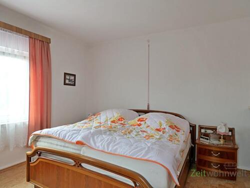 Doppelbett im Schlafzimmer - Etagenwohnung mit 88,00 m&sup2; in Jena zur Miete
