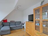 Couch und TV im Wohnzimmer - (EF0807_M) Kassel-Landkreis: Vellmar, preiswertes möbliertes Apartment mit Dachbalkon, WLAN und eigener Waschmaschine
