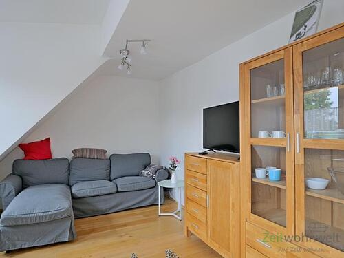 Couch und TV im Wohnzimmer - (EF0807_M) Kassel-Landkreis: Vellmar, preiswertes möbliertes Apartment mit Dachbalkon, WLAN und eigener Waschmaschine