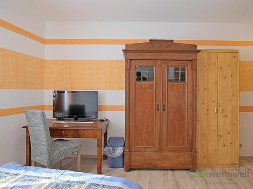 TV und Kleiderschrank - 1 Zimmer Etagenwohnung zur Miete in Erfurt