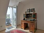 Sekretär und Balkonausgang - 2 Zimmer Etagenwohnung zur Miete in Zwickau