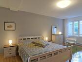 Doppelbett und Kommode - Etagenwohnung mit 72,00 m&sup2; in Dresden zur Miete