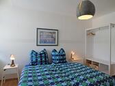 Doppelbett und Garderobe - 