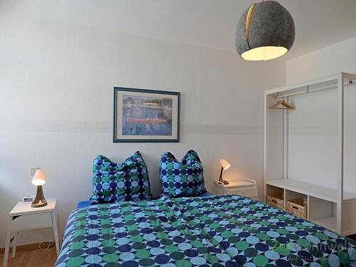 Doppelbett und Garderobe - 