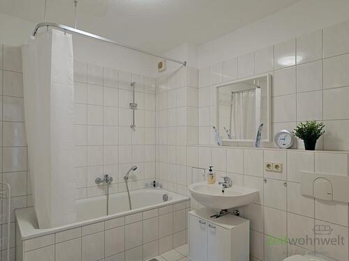 Bad mit Wanne - 