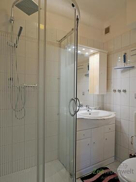 Bad mit Dusche - 