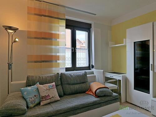 Schlafsofa und Schreibtisch - 1 Zimmer Etagenwohnung in Gotha