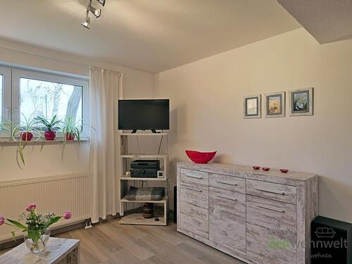 TV und Sideboard im Wohnzimmer - 2 Zimmer Etagenwohnung in Dresden