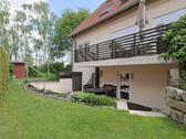 Außenansicht mit Terrasse - (EF0641_M) Dresden: Schönfeld, kleine ruhige 2-Zimmer-Wohnung mit eigener Terrasse in grüner Randlage, WLAN inkl.