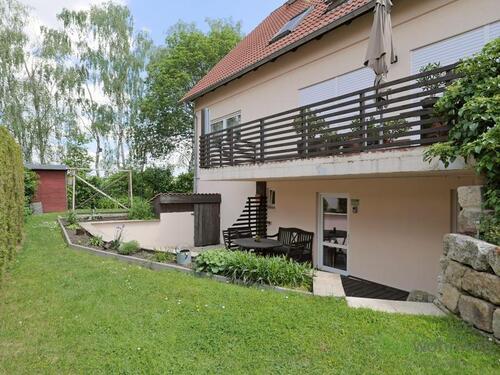 Außenansicht mit Terrasse - (EF0641_M) Dresden: Schönfeld, kleine ruhige 2-Zimmer-Wohnung mit eigener Terrasse in grüner Randlage, WLAN inkl.