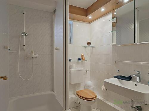 Bad mit Dusche - 