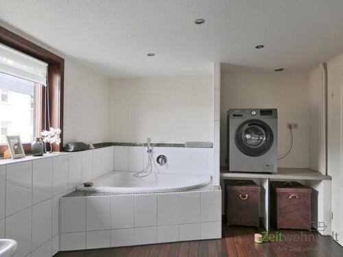 Waschmaschine und kleine Wanne - 