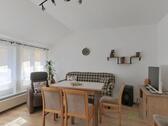 Wohnzimmer-Sitzecke und TV - 2 Zimmer Etagenwohnung in Nessetal