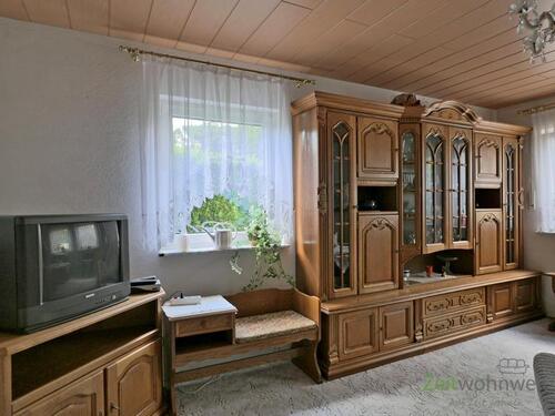 Blick zu TV und Schrankwand - 2 Zimmer Etagenwohnung in Erfurt