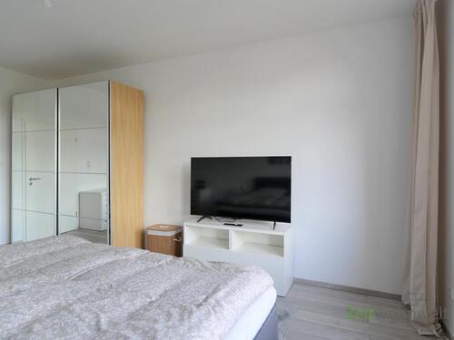 Blick zu TV und Kleiderschrank - 