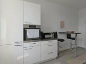 moderne Einbauküche und Esstisch - 