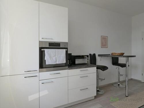 moderne Einbauküche und Esstisch - 