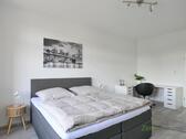 Doppelbett und Schreibtisch - 